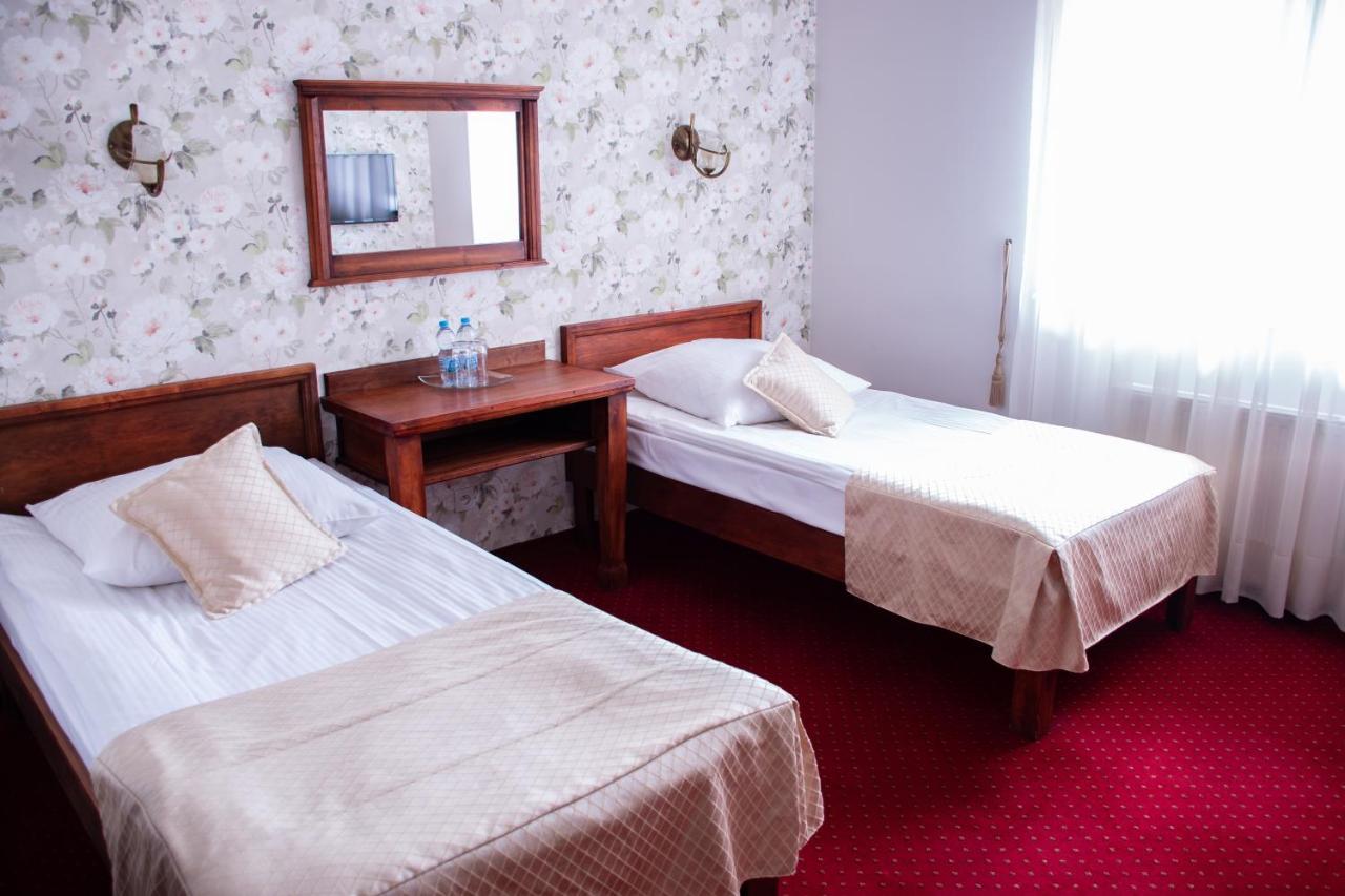 Dwor Czarneckiego Hotell Porosły Eksteriør bilde