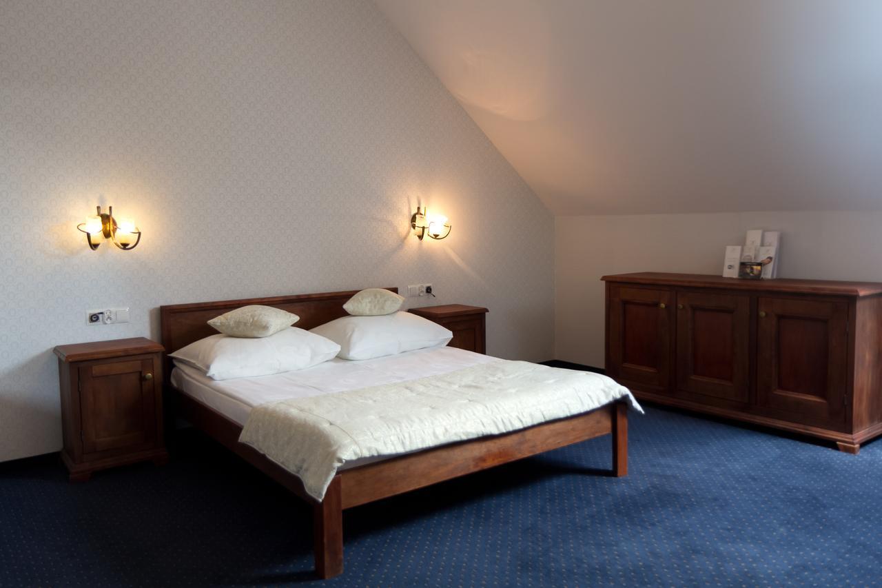 Dwor Czarneckiego Hotell Porosły Eksteriør bilde
