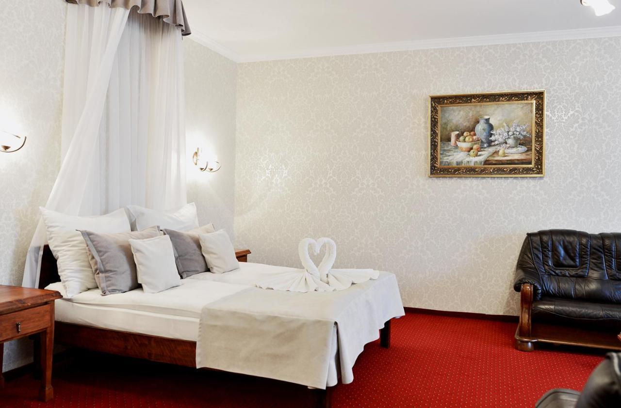 Dwor Czarneckiego Hotell Porosły Eksteriør bilde