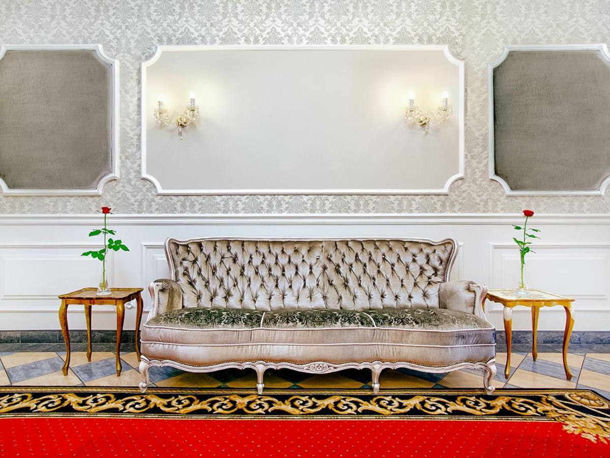Dwor Czarneckiego Hotell Porosły Eksteriør bilde
